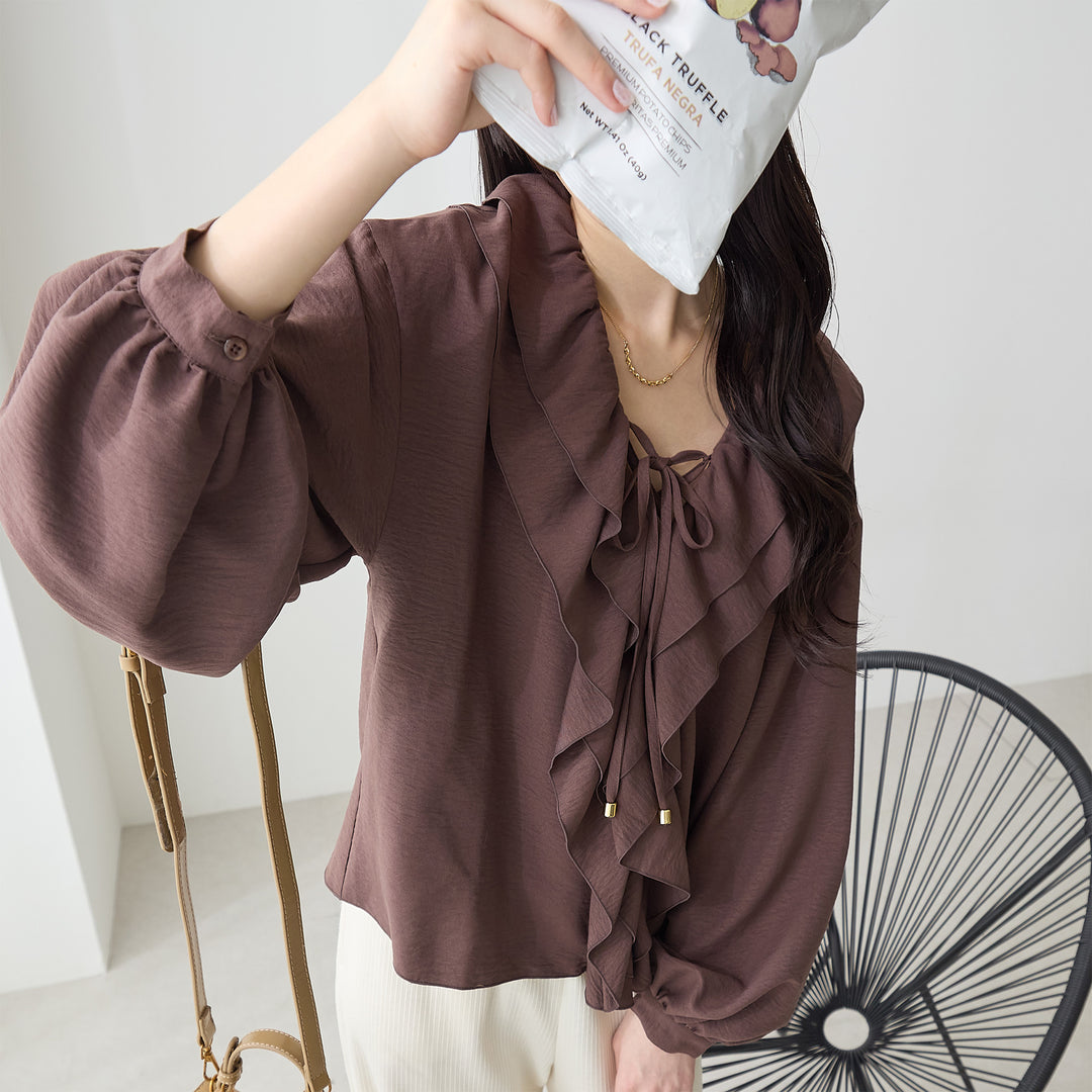 <span>【クーポンで2,999円！】</span>【シャツ/ブラウス】『レディーなフリル』パウダーデシンラッフルブラウス