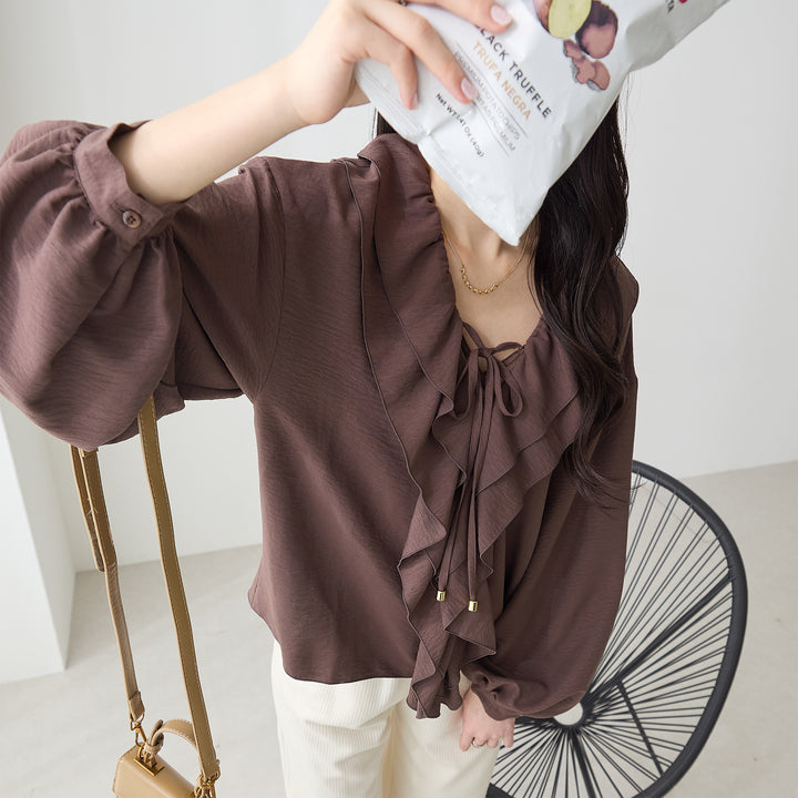 <span>【クーポンで2,999円！】</span>【シャツ/ブラウス】『レディーなフリル』パウダーデシンラッフルブラウス
